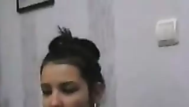 Глупая узбечка показала жопу другу