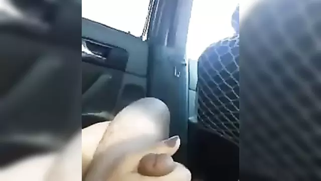 Узбек дал за щеку подруге в машине